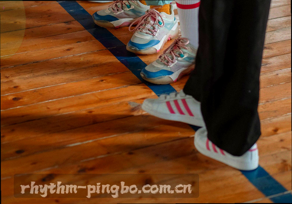 打印出来的战报上留有手写圈注与序号，纸面局部特写
